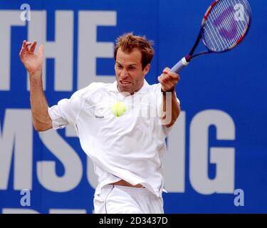 Der Großbritanniens Greg Rusedski im Halbfinalspiel gegen den Marokkaner Hicham Arazi bei den Samsung Open, Nottingham. Stockfoto