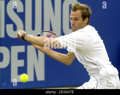 Der Großbritanniens Greg Rusedski im Halbfinalspiel gegen den Marokkaner Hicham Arazi bei den Samsung Open, Nottingham. Stockfoto