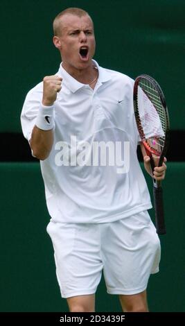 Titelverteidiger Lleyton Hewitt aus Australien im Einsatz gegen Ivo Karlovic aus Kroatien bei den All England Lawn Tennis Championships in Wimbledon. Stockfoto