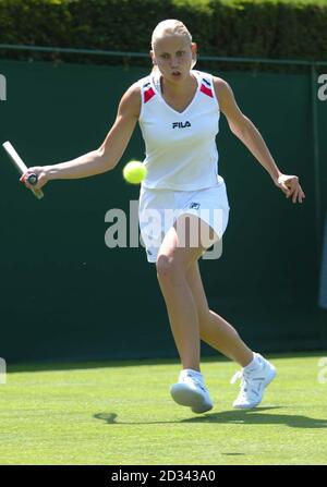 NUR REDAKTIONELLE VERWENDUNG, KEINE NUTZUNG DES MOBILTELEFONS. Jelena Dokic aus Serbien Montenegro im Einsatz gegen die Britin Elena Baltacha bei den All England Lawn Tennis Championships in Wimbledon. Stockfoto