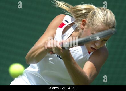 NUR ZUR REDAKTIONELLEN VERWENDUNG, NICHT ZUR VERWENDUNG AUF MOBILTELEFONEN: Jelena Dokic aus Serbien Montenegro im Kampf gegen die britische Elena Baltacha bei den All England Lawn Tennis Championships in Wimbledon. Stockfoto