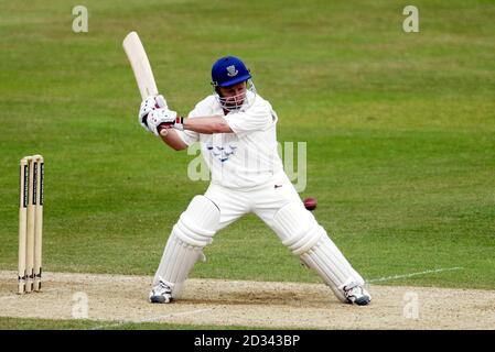 Sussex Batsman Tony Cottey fährt einen Ball von Warwickshire Bowler Collins Obuya während ihres Frizzell County Championships Division One Match in Hove. Stockfoto