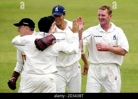 Sussex Batsman Richard Montgomerie (nicht abgebildet) fällt für 66 Runs zum Warwickshire Bowler Dougie Brown (rechts) gefangen von Wicketkeeper Tony Frost (links) während ihres Frizzell County Championships Division One Spiels in Hove. Stockfoto