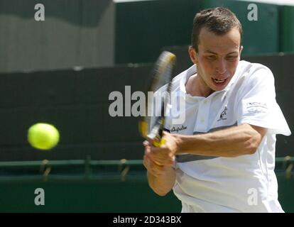 NUR ZUR REDAKTIONELLEN VERWENDUNG, KEINE HANDYNUTZUNG Radek Stepanek aus Tschechien im Kampf gegen Mark Philippoussis aus Australien bei den All England Lawn Tennis Championships in Wimbledon. Stockfoto