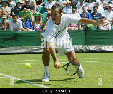 NUR ZUR REDAKTIONELLEN VERWENDUNG, KEINE HANDYNUTZUNG Radek Stepanek aus Tschechien im Kampf gegen Mark Philippoussis aus Australien bei den All England Lawn Tennis Championships in Wimbledon. Stockfoto