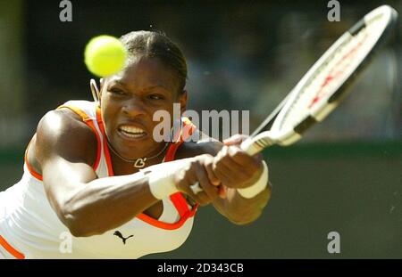 NUR ZUR REDAKTIONELLEN VERWENDUNG, NICHT ZUR VERWENDUNG AUF MOBILTELEFONEN Titelverteidigerin Serena Williams aus den USA in Aktion, bevor sie die amerikanische Kollegin Laura Granville Straight Sets in der dritten Runde bei den All England Lawn Tennis Championships in Wimbledon besiegt hat. 6:3/6:1. Stockfoto