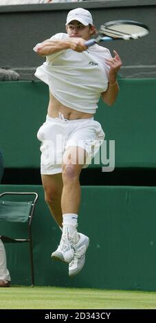 NUR ZUR REDAKTIONELLEN VERWENDUNG, KEINE HANDYNUTZUNG Andy Roddick aus den USA im Einsatz gegen Paradorn Srichaphan aus Thailand im vierten Lauf der All England Lawn Tennis Championships in Wimbledon. Stockfoto