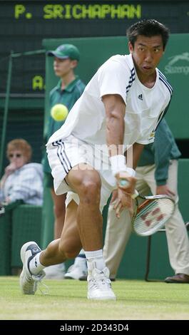 NUR ZUR REDAKTIONELLEN VERWENDUNG, KEINE HANDYNUTZUNG.Paradorn Srichaphan aus Thailand im Einsatz gegen Andy Roddick aus den USA im vierten Lauf der All England Lawn Tennis Championships in Wimbledon. Stockfoto