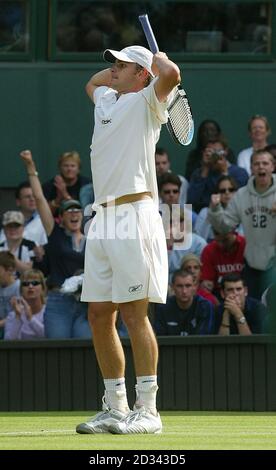 NUR FÜR REDAKTIONELLE ZWECKE, KEINE VERWENDUNG VON MOBILTELEFONEN. Andy Roddick aus den USA feiert nach dem Sieg über Paradorn Srichaphan aus Thailand 6:4/3:6/6:3/6:2 beim vierten Lauf der All England Lawn Tennis Championships in Wimbledon. Stockfoto