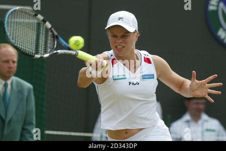 NUR ZUR REDAKTIONELLEN VERWENDUNG, KEINE HANDYNUTZUNG Kim Clijsters aus Belgien im Einsatz gegen Silvia Farina Elia aus Italien im Damen-Viertelfinale bei den All England Lawn Tennis Championships in Wimbledon. Stockfoto