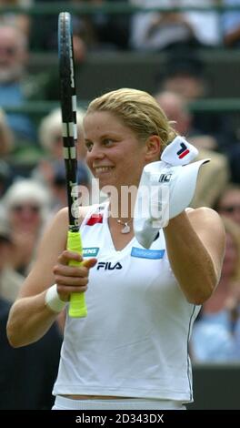 Kim Clijsters aus Belgien feiert nach dem Sieg gegen Silvia Farina Elia aus Italien 5:7/6:0/6:1 im Damen-Viertelfinale bei den All England Lawn Tennis Championships in Wimbledon. NUR FÜR REDAKTIONELLE ZWECKE, KEINE VERWENDUNG VON MOBILTELEFONEN. Stockfoto