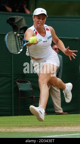 NUR FÜR REDAKTIONELLE ZWECKE, KEINE VERWENDUNG VON MOBILTELEFONEN. Kim Clijsters aus Belgien im Einsatz gegen Venus Williams aus den USA im Halbfinale der Damen bei den All England Lawn Tennis Championships in Wimbledon. Stockfoto