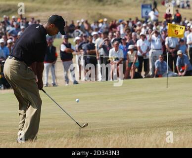 Der US-amerikanische Tiger Woods wird beim dritten Lauf der 132. Open Championship in Royal St George's, Sandwich, Kent, aus dem Rough auf dem 5. Loch ausgefahren. Stockfoto