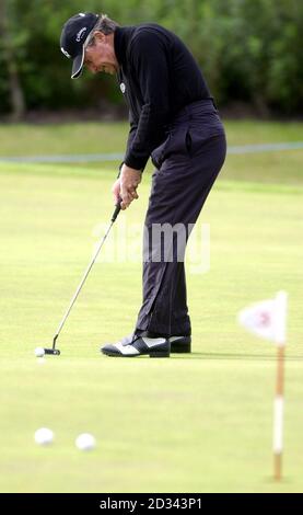 Der südafrikanische Golfer Gary Player übt sein Putting vor seiner ersten Runde bei der Senior British Open Championship, Turnberry. Insgesamt werden acht ehemalige Major Champions teilnehmen, darunter Jack Nicklaus, Tom Watson, Bob Charles, *..Tom Kite und Fuzzy Zoeller. Die Heimherausforderung wird vom irischen des Smyth geleitet, der auf dem 23. Platz der US Champions Tour Money List in die Meisterschaft einsteigt. Stockfoto