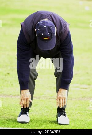 Der amerikanische Golfer Jack Nicklaus erwärmt sich auf der Driving Range vor seiner ersten Runde bei der Senior British Open Championship in Turnberry. *...Nicklaus und sein amerikanischer Mitstreiter Tom Watson werden das berühmte Duell von 1977 in der Sonne 26 Jahre nach der Produktion eines der besten Finales erleben, das jemals bei einer Open Championship gesehen wurde. Bei dieser Gelegenheit schloss Nicklaus mit aufeinanderfolgenden 66er - und verlor durch einen Schlaganfall an Watson, der 66, 65 kardierte. Stockfoto