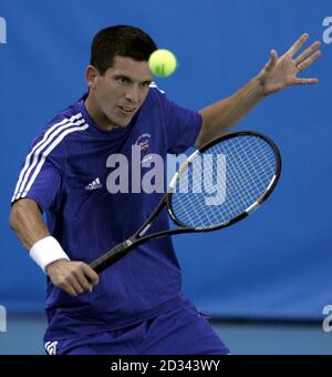 Der britische Tim Henman praktiziert im Olympic Tennis Center in Athen, Griechenland. Henman spielt Jiri Novak in der ersten Runde der Herren-Singles am morgigen Nachmittag. Stockfoto