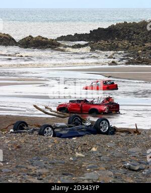 Autos wurden am Crackington Haven Beach gewaschen. Dutzende von Dorfbewohnern wurden in Sicherheit gebracht, nachdem gestern eine Wasserwand durch die einst malerische Stadt Boscastle in Nord-Cornwall gerissen wurde. In sieben Stunden fielen etwa fünf Zentimeter Regen in der Gegend und schätzungsweise drei Meter Wasser rissen durch die Straßen des Dorfes, das in einem tiefen Tal liegt, das zum Meer führt. Stockfoto