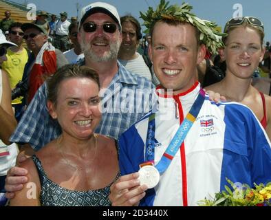 Der britische Kanufahrer Campbell Walsh (2. Rechts) aus Stirling, Schottland, mit seiner Mutter Shelagh (links), Vater Isaac und Schwester Kimberley nach seinem zweiten Platz im Männer-K1-Kayak-Einzelfinale im Olympic Canoe/Kayak Slalom Center in Athen. Stockfoto