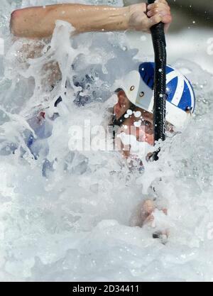 Der britische Kanufahrer Campbell Walsh aus Stirling, Schottland, gewann die Silbermedaille auf seinem Weg zum zweiten Platz im Kajak-Einzelfinale der Männer K1 im Olympic Canoe/Kayak Slalom Center in Athen, Griechenland. Stockfoto