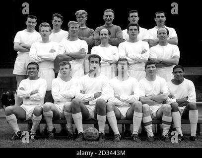 Leeds United FC, der FA Cup dritten Runde Gegner von Stoke City. Von links nach rechts hintere Reihe: Jim Storrie, Grenville Hair, Gareth Sprake, Tommy Younger, Ian Lawson und William Bell. Mitte: Peter McConnell, Jack Charlton, Cliff Mason, Tom Hallett, Eric Smith. Vorne: Bobby Collins, William Bremner, Fred Goodwin, John Hawksby, Noel Peyton und Albert Johanneson. Stockfoto