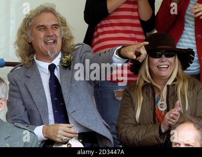 Komiker Billy Connolly und Frau Pamela Stephenson genießen das Lonach Highland Gathering im Bellabeg Park in Strathdon, Aberdeenshire. Connolly - bekannt als Big Yin - hat ein Haus in der Nähe Candacraig und ist Laird der Versammlung. Stockfoto