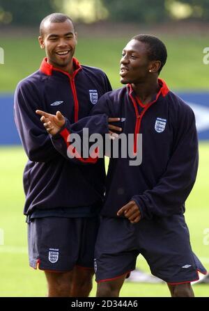 Shaun Wright-Phillips von Manchester City teilt einen Witz mit Ashley Cole von Aresnal während eines Trainings in London Colney, vor Englands WM-Qualifiers gegen Österreich und Polen. DIESES BILD KANN NUR IM RAHMEN EINER REDAKTIONELLEN FUNKTION VERWENDET WERDEN. KEINE WEBSITE-/INTERNETNUTZUNG, ES SEI DENN, DIE WEBSITE IST BEI DER FOOTBALL ASSOCIATION PREMIER LEAGUE REGISTRIERT. Stockfoto