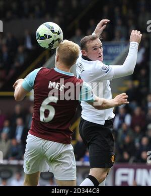 Ben Mee von Burnley kämpft mit Wayne Rooney von Manchester United während des Spiels der Barclays Premier League in Turf Moor, Burnley, um den Ball. Stockfoto