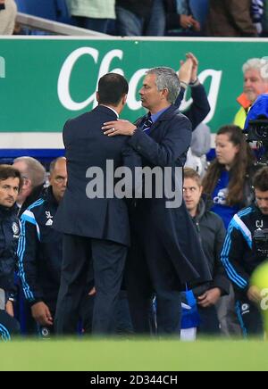 Chelsea-Manager Jose Mourinho schüttelt nach dem Spiel der Barclays Premier League im Goodison Park, Liverpool, die Hände mit Everton-Manager Roberto Martinez (links). DRÜCKEN Sie VERBANDSFOTO. Bilddatum: Samstag, 30. August 2014. Siehe PA Geschichte FUSSBALL Everton. Bildnachweis sollte lauten: Peter Byrne/PA Wire. EINSCHRÄNKUNGEN: Nur für redaktionelle Zwecke. Maximal 45 Bilder während eines Vergleiches. Keine Videoemulation oder Promotion als „live“. Keine Verwendung in Spielen, Gewinnspielen, Werbeartikeln, Wetten oder Einzelklub-/Spielerdiensten. Keine Verwendung mit inoffiziellen Audio-, Video-, Daten-, Spiele- oder Club/League-Logos. Stockfoto