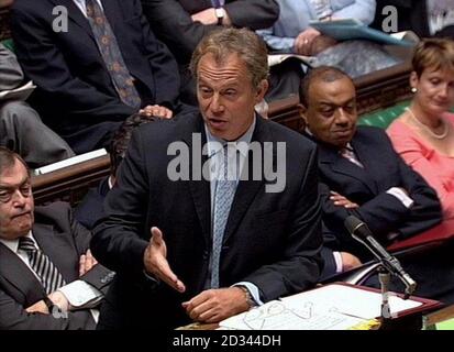 Der britische Premierminister Tony Blair während seiner wöchentlichen Fragestunde im Unterhaus in London. Wir werden darauf hingewiesen, dass Videoaufnahmen nicht später als 48 Stunden nach der Ausstrahlung des Programms von Tageszeitungen verwendet werden dürfen, ohne dass der Urheberrechtsinhaber seine Zustimmung erteilt hat. ALLE FERNSEHER UND INTERNET-AUSGANG. Stockfoto