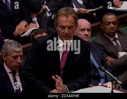 Der britische Premierminister Tony Blair während seiner wöchentlichen Fragestunde im Unterhaus in London. Wir werden darauf hingewiesen, dass Videoaufnahmen nicht später als 48 Stunden nach der Ausstrahlung des Programms von Tageszeitungen verwendet werden dürfen, ohne dass der Urheberrechtsinhaber seine Zustimmung erteilt hat. ALLE FERNSEHER UND INTERNET-AUSGANG. Stockfoto