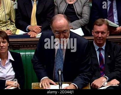 Der konservative Parteivorsitzende Michael Howard während der wöchentlichen Fragen des Premierministers im Unterhaus, London. Wir werden darauf hingewiesen, dass Videoaufnahmen nicht später als 48 Stunden nach der Ausstrahlung des Programms von Tageszeitungen verwendet werden dürfen, ohne dass der Urheberrechtsinhaber seine Zustimmung erteilt hat. ALLE FERNSEHER UND INTERNET-AUSGANG. Stockfoto