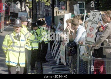 Polizist Halten Sie ein Auge auf Countryside Alliance Suppoters in Whitehall, London. Fünfzehn pro-jagende Demonstranten wurden nach den gestrigen gewaltsamen Zusammenstößen mit der Polizei außerhalb des Parlaments in Gewahrsam genommen. Stockfoto