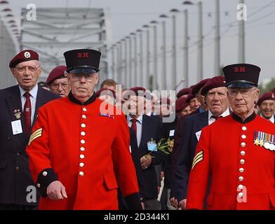 Chelsea Rentner führen Veteranen aus der Schlacht von Arnhem, zu marschieren über John Frost Bridge in Arnhem, die berühmte Brücke in der Schlacht. Dieses Wochenende ist der 60. Jahrestag der Schlacht von Arnheim. Stockfoto