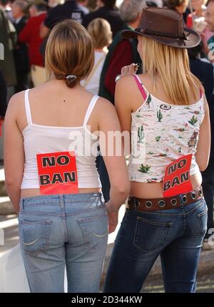 Zwei pro-jagende Demonstranten nehmen an einer Kundgebung auf dem Parliament Square in London Teil, bevor sie darüber debattieren, ob die Jagd verboten werden soll. Stockfoto