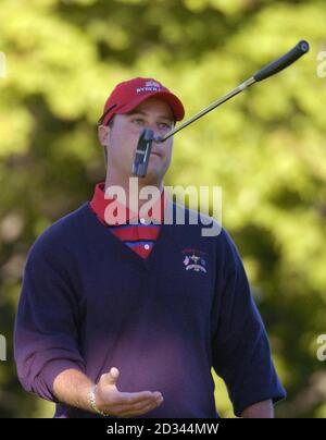 USA Ryder Cup Spieler Chris Dimarco wirft seinen Putter, nachdem er einen Putt auf dem zweiten Grün verpasst hat, während des 35. Ryder Cup im Oakland Hills Country Club, Bloomfield Township, Michigan, Samstag, 18. September 2004. Stockfoto