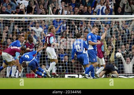 Pablo Counago (Nr. 9) von Ipswich Town erzielt das Spiel gegen West Ham während des Coca-Cola Championship-Spiels in Upton Park, West Ham, Samstag, 18. September 2004. DIESES BILD KANN NUR IM RAHMEN EINER REDAKTIONELLEN FUNKTION VERWENDET WERDEN. KEINE INOFFIZIELLE CLUB-WEBSITE. Stockfoto