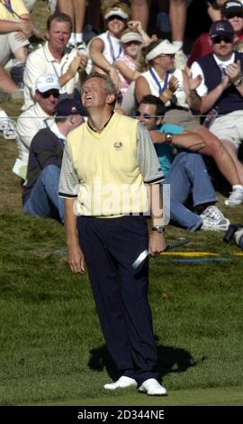 Colin Montgomerie, der Spieler des European Ryder Cup, scheitert einfach daran, beim 35. Ryder Cup im Oakland Hills Country Club, Bloomfield Township, Michigan, seinen Approach Putt auf das 18. Green zu machen. Stockfoto