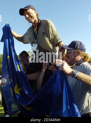 European Ryder Cup Kapitän Bernhard langer feiert Beibehaltung des 35. Ryder Cup während des 35. Ryder Cup im Oakland Hills Country Club, Bloomfield Township, Michigan. Stockfoto