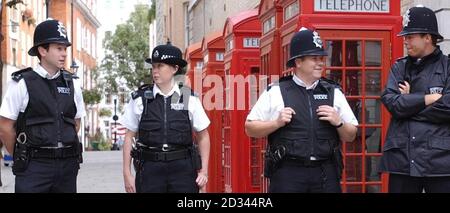 Metropolitan Police Officers im Dienst vor dem Bow Street Magistrate Court im Londoner West End. Der Anteil der von der Polizei gelösten Verbrechen in England und Wales ist um fast 2% gesunken, wie die neuen Zahlen des Innenministeriums heute zeigen. Insgesamt 24 von 43 Kräften erreichten 2003-2004 eine geringere Erkennungsrate als im Vorjahr. Es folgte ein ähnlicher Rückgang der Entdeckungen von drei Viertel der Kräfte in den Zahlen des letzten Jahres. Polizeiminister Hazel Blears sagte, dass die Zeit, die die Beamten für Frontaufgaben verbrachten, "für viele ein Problem der Sorge" sei.der heutige Bericht enthielt Grafiken, die den Spitznamen "Pide" trugen Stockfoto