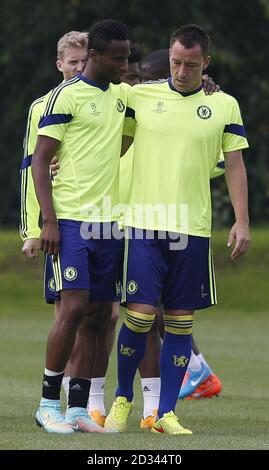 John Terry (rechts) spricht mit Jon Obi Mikel (links) während einer Trainingseinheit auf dem Cobham Training Ground, Stoke D'Abernon, Surrey. Stockfoto