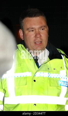 Liam Brigginshaw, stellvertretender Polizeichef von Essex, spricht mit den Medien am Flughafen Stansted, wo RAF-Flugzeuge zuvor ein Flugzeug der Olympic Airlines nach einer Sicherheitswarnung eskortiert hatten. Brigginshaw sagte, sie hätten es nicht mit einem Terroranschlag oder einer Geiselsituation zu tun. Er sagte, gut eingeübte Verfahren seien befolgt worden, um sicherzustellen, dass das Flugzeug sicher landete und das Wohlergehen der Passagiere sicherte. Stockfoto