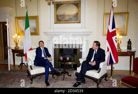 David Cameron trifft den italienischen Premierminister Matteo Renzi in der Downing Street 10 im Zentrum von London zu Gesprächen. Stockfoto