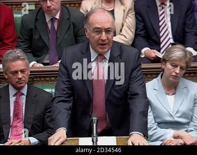 Michael Howard, Vorsitzender der Konservativen Partei während der wöchentlichen Fragen der Premierminister im Unterhaus, London. Stockfoto