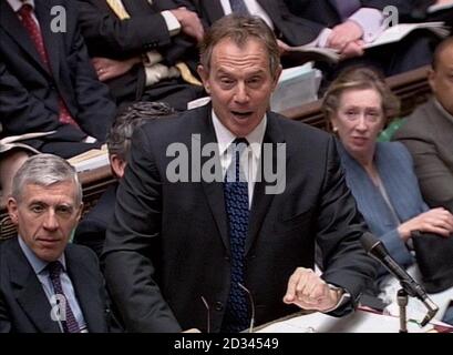 Der britische Premierminister Tony Blair während der wöchentlichen Fragestunde im Unterhaus in London. Stockfoto