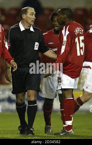 Schiedsrichter MR J P Robinson winkt einen Protest von David Johnson und Andrew Impey aus Nottingham Forest ab, nachdem Andy Reid während des 1-0-Sieges von Forest gegen Wolverhampton Wanderers in ihrem Cola-Championship-Spiel auf dem City Ground in Nottingham abgeschickt wurde. DIESES BILD KANN NUR IM RAHMEN EINER REDAKTIONELLEN FUNKTION VERWENDET WERDEN. KEINE WEBSITE-/INTERNETNUTZUNG, ES SEI DENN, DIE WEBSITE IST BEI DER FOOTBALL ASSOCIATION PREMIER LEAGUE REGISTRIERT. Stockfoto