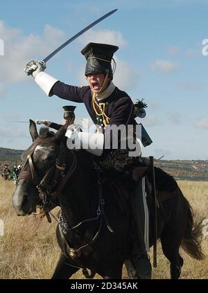 Eine Nachstellung des 17. Lancers "Charge of the Light Brigade" durch das Tal des Todes trägt Drill Order of Brigade auf der Krim, Ukraine. Der 150. Jahrestag der berühmten Schlacht ist morgen. Stockfoto