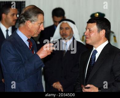 Der Prinz von Wales (links) und Jordaniens König Abdullah sprechen miteinander vor iftar - dem Bruch des Fastens am Ende des Tages im muslimischen heiligen Monat Ramadan am Königlichen Hof in Amman, Jordanien. Stockfoto