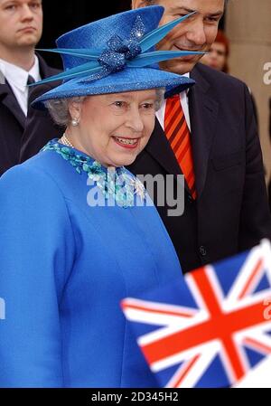 Die britische Königin Elizabeth II. Geht bei ihrem dreitägigen Staatsbesuch in Deutschland an Fahnenschwellern vorbei, nachdem sie das alte Museum in Berlin besucht hat. Stockfoto