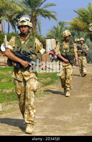 Soldaten einer Kompanie des 1. Bataillons Black Watch auf Gemeindepatrouille durch das Gebiet von Ahmed Al Ahamadi in der Nähe von Camp Dogwood, Irak. Drei schwarze Wachsoldaten starben gestern bei einem Selbstmordattentat an einem Kontrollpunkt eines Fahrzeugs. Die Leichen der Toten sollten heute später zum Flughafen Basra geflogen werden, um dort eine Repatriierungszeremonie abzuhalten, bevor sie nächste Woche nach Großbritannien und ihren Familien zurückgebracht werden. Stockfoto