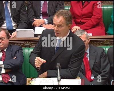 Der britische Premierminister Tony Blair wird während der Fragestunde des Premierministers im britischen Unterhaus in London per Bildschirm aufgenommen. Stockfoto